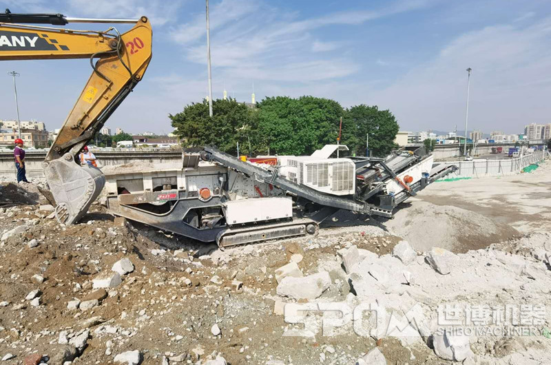 大型建筑廢料粉碎機，履帶式移動破碎站粉碎建筑垃圾現(xiàn)場圖